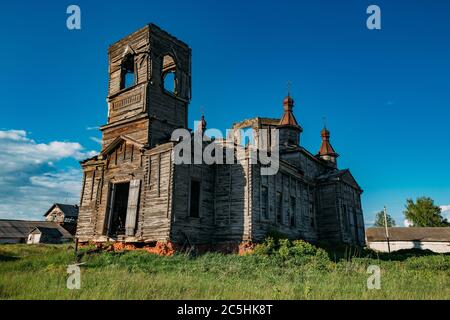 Alte verlassene hölzerne ruinierte russische Kirche in Kamenka, Region Kursk Stockfoto