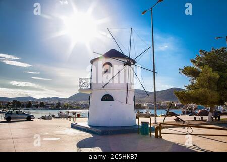 Chalcis, Griechenland, 5. Mai 2019: Weiße Windmühle auf Paralia Kourenti in Chalcis, Griechenland. Redaktionelle Verwendung. Stockfoto