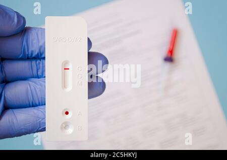 Negatives Testergebnis durch Verwendung eines Schnelltests für COVID-19, schnelle Antikörper-Point-of-Care-Tests. Stockfoto