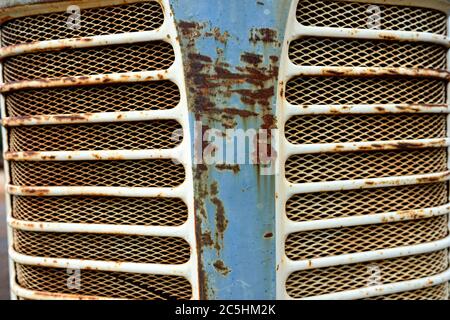 Die Nahaufnahme eines Vintage-Traktorgrills Stockfoto