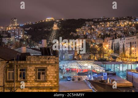 Nachtansicht des bahai-Tempels und der bahai-Gärten aus der deutschen Kolonie in Haifa, Israel. Stockfoto