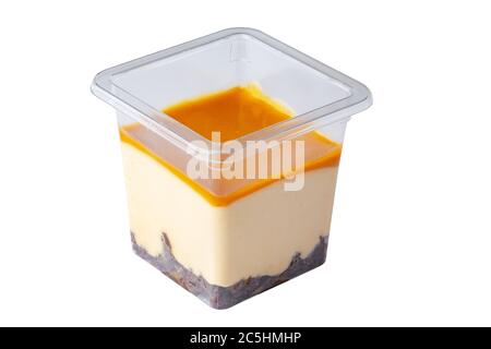 Mousse Dessert in Take Away Plastikbecher isoliert auf weiß Stockfoto