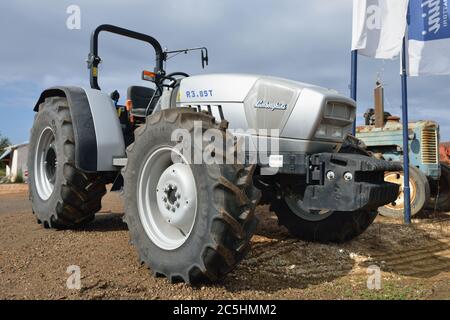 GIALOVA, GRIECHENLAND - Okt 9, 2013: Lamborghini Traktor auf einem Bauernhof. Der erste Lamborghini Traktor wurde 1948 hergestellt. Heute produziert eine Menge von Modellen Stockfoto