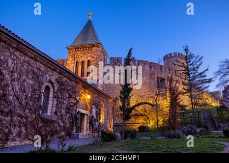 Belgrad / Serbien - 28. März 2019: Abendansicht der kleinen Rosenkirche (Ruzica-Kirche), serbisch-orthodoxe Kirche in der Belgrader Festung in Belgrad, Stockfoto