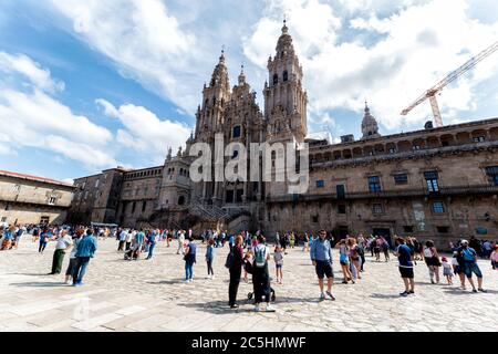 Pilger und Touristen auf der Plaza del Obradoiro. Santiago de Compostela. Spanien Stockfoto