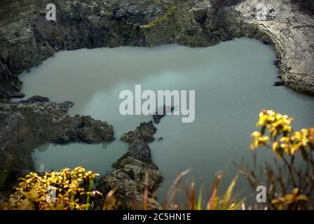 Der Kratersee des Vulkans Mount Mahawu in Tomohon, North Sulawesi, Indonesien. Stockfoto