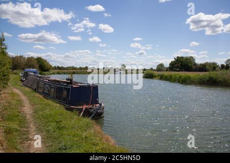 Ein Schmalboot vertäute an der Themse bei Eynsham in Oxfordshire in Großbritannien Stockfoto