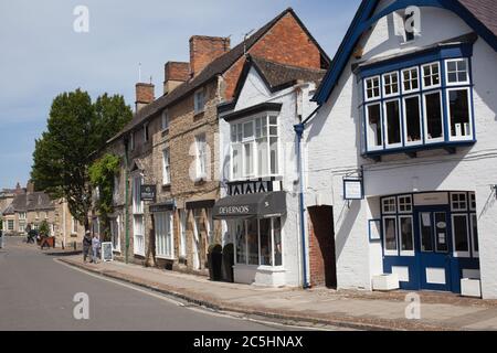 Geschäftsgebäude an der High Street in Woodstock, Oxfordshire, Großbritannien Stockfoto