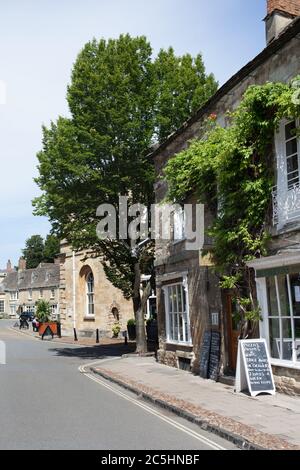 Geschäftsgebäude in der High Street in Woodstock, Oxfordshire, Großbritannien Stockfoto