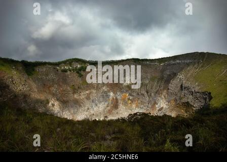 Der Krater des Vulkans Mount Mahawu in Tomohon, North Sulawesi, Indonesien. Stockfoto