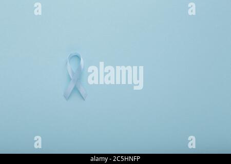 Blaues Band symbolisch für Prostatakrebs Sensibilisierungskampagne Stockfoto