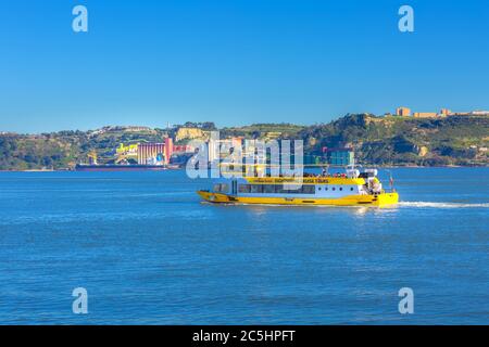Lissabon, Portugal - 27. März 2018: Gelbes Ausflugsboot im Fluss Tejo Stockfoto