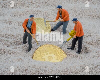 Symbol Foto für Bergbau von Bitcoin. Symbolisches Foto für digitale und virtuelle Währung. Stockfoto