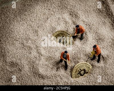 Symbol Foto für Bergbau von Bitcoin. Symbolisches Foto für digitale und virtuelle Währung. Stockfoto