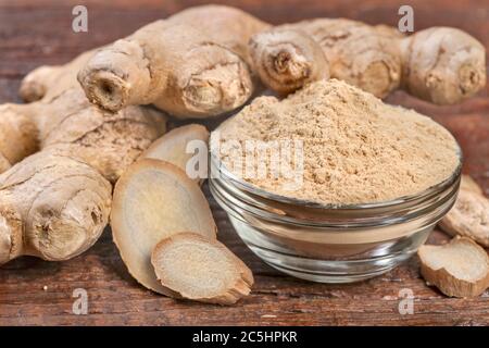 Ingwer mit Ingwer-Gewürz auf Holztisch. Das Konzept der gesunden Ernährung und Lebensstil. Stockfoto