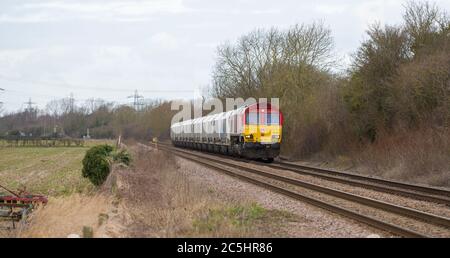 DB Schenker Baureihe 66 Diesel Lokomotive schleppt Fracht durch die englische Landschaft. Stockfoto