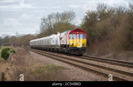 DB Schenker Baureihe 66 Diesel Lokomotive schleppt Fracht durch die englische Landschaft. Stockfoto