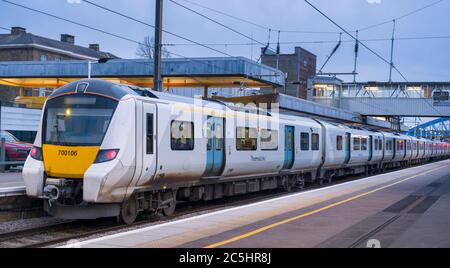 Thameslink-Personenzug der Klasse 700 wartet auf einen Bahnhof in Großbritannien. Stockfoto