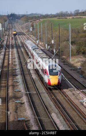 LNER Azuma an einem LNER Hochgeschwindigkeitszug auf der Hauptlinie der Ostküste, England, Großbritannien. Stockfoto