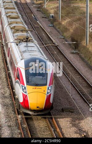 LNER Azuma Hochgeschwindigkeitszug auf der East Coast Main Line, England, Großbritannien. Stockfoto