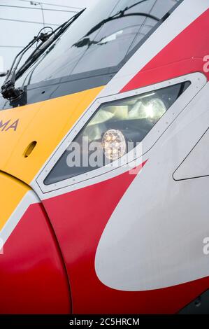 Nahaufnahme der Front eines LNER Azuma Hochgeschwindigkeitszuges an der Hauptlinie der Ostküste, England, Großbritannien. Stockfoto