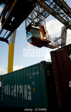 Der Kran wird auf der Schiene montiert und zum Be- und Entladen von Transportcontainern im Manchester Euroterminal, Trafford Park, Manchester, England verwendet. Stockfoto