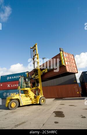 CVS Ferrari Containerhandler wird verwendet, um Transportcontainer in Manchester Euroterminal, Trafford Park, Manchester, England zu bewegen. Stockfoto