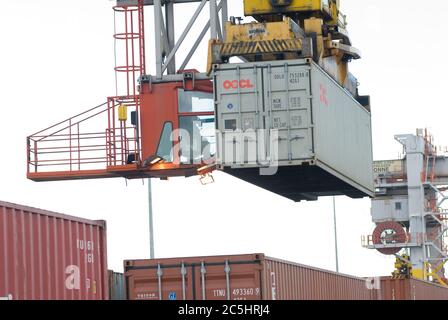 Der Kran wird auf der Schiene montiert, um Transportbehälter aus einem Zug am Manchester Euroterminal, Trafford Park, Manchester, England zu laden und zu entladen. Stockfoto