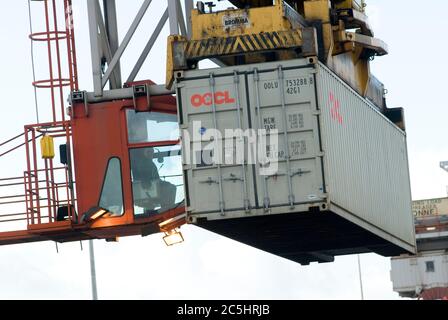 Der Kran wird auf der Schiene montiert, um Transportbehälter aus einem Zug am Manchester Euroterminal, Trafford Park, Manchester, England zu laden und zu entladen. Stockfoto