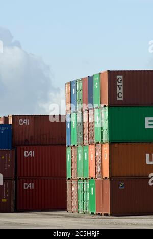 Gestapelte Container im Manchester Euroterminal, Trafford Park, Manchester, England. Stockfoto