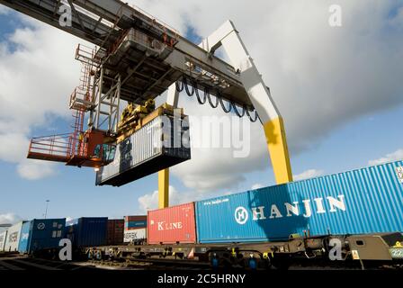 Schienenmontierter Kran zum Be- und Entladen von Containernim Manchester Euroterminal, Trafford Park, Manchester, England. Stockfoto