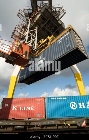 Der Kran wird auf der Schiene montiert und zum Be- und Entladen von Transportcontainern im Manchester Euroterminal, Trafford Park, Manchester, England verwendet. Stockfoto