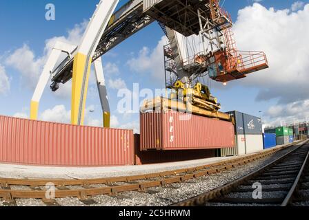 Der Kran wird auf der Schiene montiert und zum Be- und Entladen von Transportcontainern im Manchester Euroterminal, Trafford Park, Manchester, England verwendet. Stockfoto