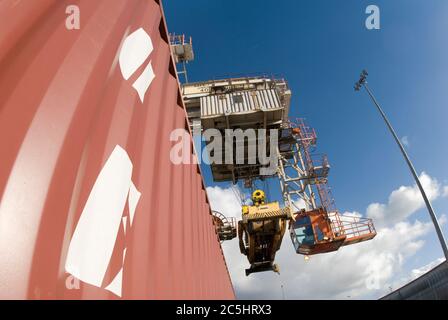 Der Kran wird auf der Schiene montiert und zum Be- und Entladen von Transportcontainern im Manchester Euroterminal, Trafford Park, Manchester, England verwendet. Stockfoto