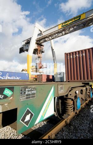 Der Kran wird auf der Schiene montiert und zum Be- und Entladen von Transportcontainern im Manchester Euroterminal, Trafford Park, Manchester, England verwendet. Stockfoto