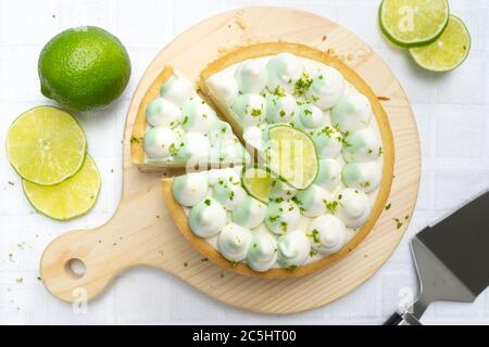 Key Kalk Käse Tarte mit Schlagsahne auf der Oberseite Stockfoto