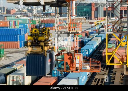 Kran und Transportbehälter auf Schienen im Manchester Euroterminal, Trafford Park, Manchester, England. Stockfoto