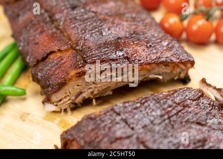 Im Ofen gebackene BBQ-Schweinerippchen Stockfoto