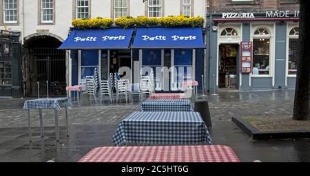 Grassmarket Edinburgh, Schottland, Großbritannien. Juli 2020. Anzeichen der Tätigkeit des Personals in einigen der Pubs und Restaurants im Grassmarket. An dem Tag, an dem die Reisebeschränkung für fünf Meilen in Schottland aufgehoben wird, da die Einschränkungen des Covid-19-Virus leichter werden, beginnen Pubs und Restaurants in der Gegend sich auf die Rückkehr zur neuen Normalität vorzubereiten. Tische und Stühle stehen auf den Bürgersteigen des Petit Paris, während die Mitarbeiter im Voraus planen. Ab dem 15. Juli können Pubs und Restaurants in ganz Schottland ihre Türen wieder für die Öffentlichkeit öffnen, nachdem sie wegen der Sperre geschlossen wurden. Stockfoto