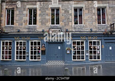 Grassmarket Edinburgh, Schottland, Großbritannien. Juli 2020. Anzeichen der Tätigkeit des Personals in einigen der Pubs und Restaurants im Grassmarket. An dem Tag, an dem die Reisebeschränkung für fünf Meilen in Schottland aufgehoben wird, da die Einschränkungen des Covid-19-Virus leichter werden, beginnen Pubs und Restaurants in der Gegend sich auf die Rückkehr zur neuen Normalität vorzubereiten. Die Lichter an und das Personal im Beehive Inn. Ab dem 15. Juli können Pubs und Restaurants in ganz Schottland ihre Türen wieder für die Öffentlichkeit öffnen, nachdem sie wegen der Sperre geschlossen wurden. Stockfoto