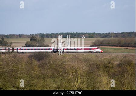 Hochgeschwindigkeitszug in LNER Lackierung, der durch die englische Landschaft fährt. Stockfoto