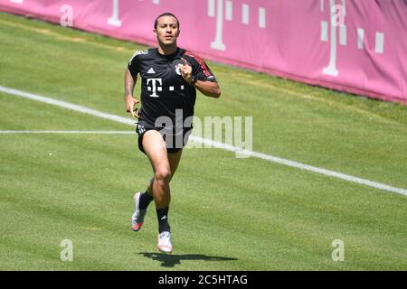 München, Deutschland. Juli 2020. Thiago ALCANTARA (FC Bayern München) beim Lauftraining. FC Bayern München Ausbildung in der Coronavirus-Pandemie. Training in der Saebener Straße. Fußball 1. Bundesliga, Saison 2019/2020, am 30. Juni 2020 Â Nutzung weltweit Credit: dpa/Alamy Live News Stockfoto