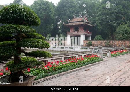 Hanoi Vietnam, Dritter Hof des Tempels der Literatur mit dem Thien Quang gut von Garten umgeben Stockfoto