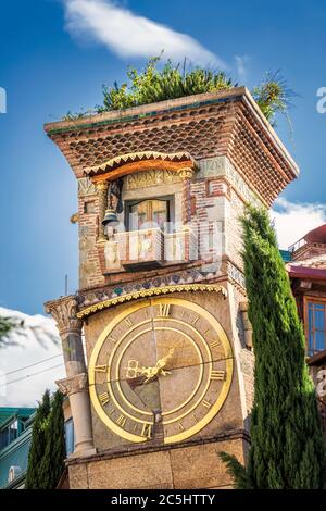 Uhrturm im Stadtzentrum Tiflis, Georgien. Stockfoto
