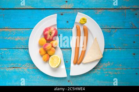 Obst und Würstchen, gesunde Lebensmittel oder Diät-Konzept, freie Kopieplatz Stockfoto