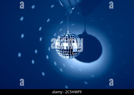 Spiegel oder Disco Ball, reflektieren bunte Lichter auf klassisch blauen Hintergrund. Party-Banner mit Kopierbereich. Stockfoto