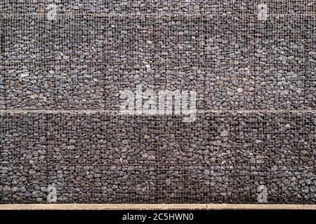 Blick auf eine Wand aus Gabionen Stockfoto