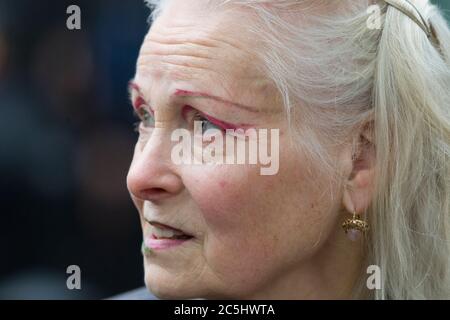 Modedesignerin Dame Vivienne Westwood, die über ihre Anti-Fracking-Ansichten vor Downing Street interviewt wurde. Dame Vivienne Westwood war nach D gegangen Stockfoto