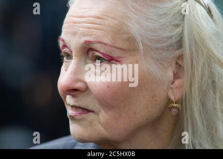 Modedesignerin Dame Vivienne Westwood, die über ihre Anti-Fracking-Ansichten vor Downing Street interviewt wurde. Dame Vivienne Westwood war nach D gegangen Stockfoto