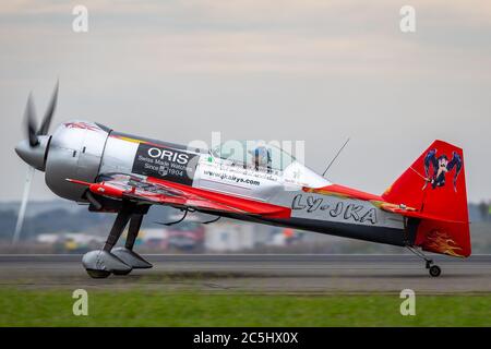 Der litauische Kunstflugpilot Jurgis Kairys fliegt mit seiner Juka, einem von ihm selbst entworfenen und gebauten Kunstflugflugzeug. Stockfoto